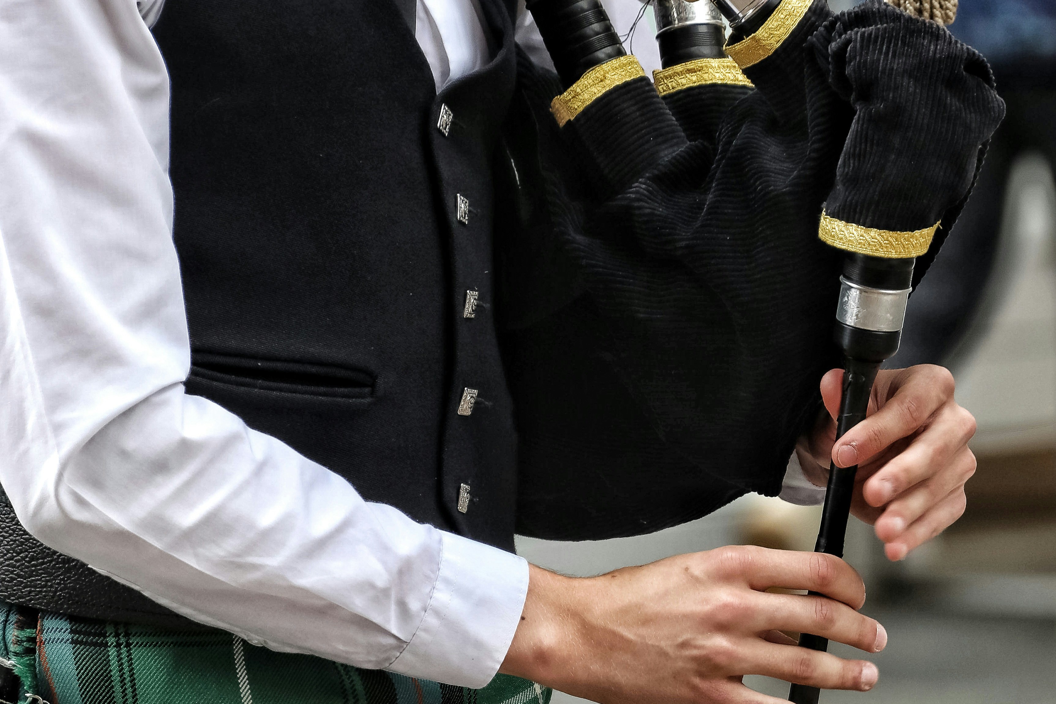 instrument de music et costume breton